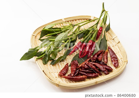 白背景鷹爪濾鍋上的紅辣椒 86400680