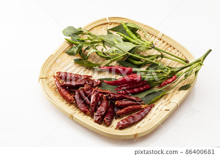 白背景鷹爪濾鍋上的紅辣椒 白背景鷹爪濾鍋上的紅辣椒 86400681