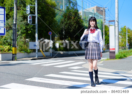 High school girls who cross the pedestrian crossing and walk to and from high school, go to school, whole body, residential area, urban area 86401469