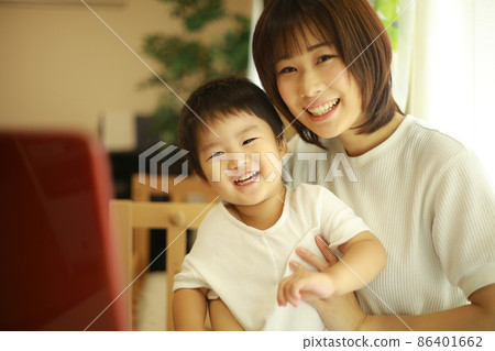 Parents and children using a computer Parents and children using a computer 86401662