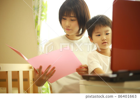 Parents and children using a computer Parents and children using a computer 86401663
