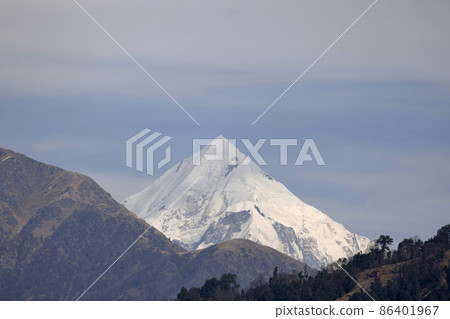 Panchchuli range a group of five snow-capped Himalayan peaks lying at the end of the eastern Kumaon region, Uttarakhand, India 86401967