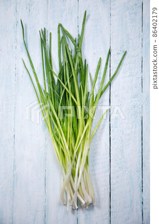 Bunch of fresh onions Bunch of fresh onions 86402179