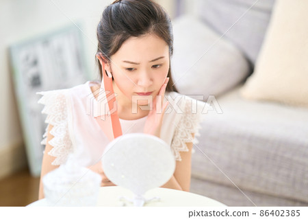遮蓋粗糙的皮膚圖像 86402385