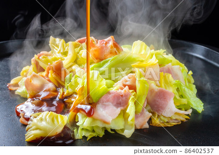 Sprinkle the sauce on the stir-fried cabbage 86402537