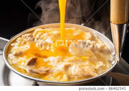 親子丼，烹調（倒打好的雞蛋） 86402541