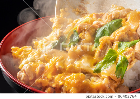 親子丼，烹調（將食材放入碗中） 86402764