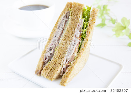 美味的烤牛肉三明治和熱咖啡 86402807