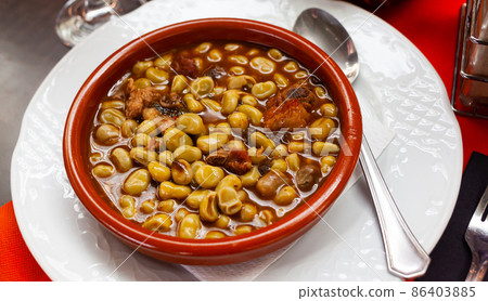 Top view of Catalan stewed beans with butifarra sausage 86403885