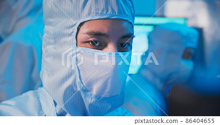 technician in sterile coverall 86404655