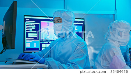 technician in sterile coverall 86404656