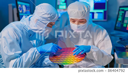 technician with wafer technician with wafer 86404792