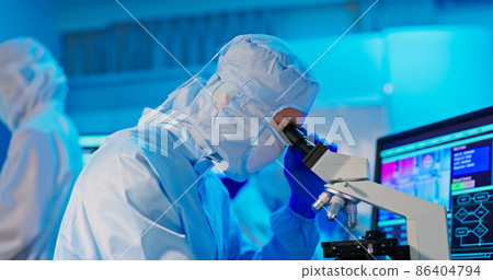 technician in sterile coverall 86404794