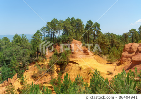 ocher scenery at Roussillon France 86404941