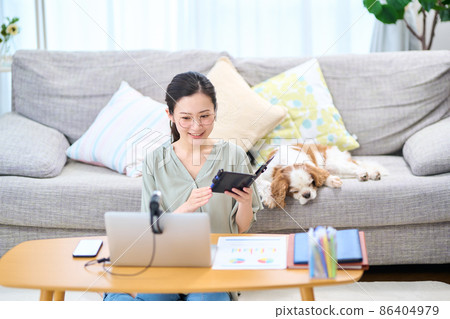 遠程辦公的女人 86404979