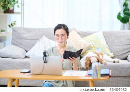 遠程辦公的女人 86404982