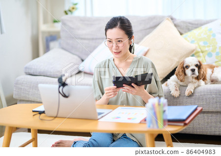 遠程辦公的女人 86404983