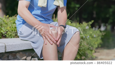 man holding knee with pain man holding knee with pain 86405022