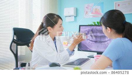 woman at dental clinic 86405278