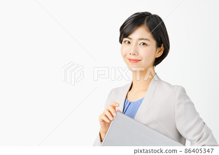穿著西裝的年輕女商人帶著微笑(白色背景) 穿著西裝的年輕女商人帶著微笑(白色背景) 86405347