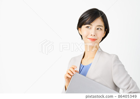 穿著西裝的年輕女商人帶著微笑(白色背景) 穿著西裝的年輕女商人帶著微笑(白色背景) 86405349