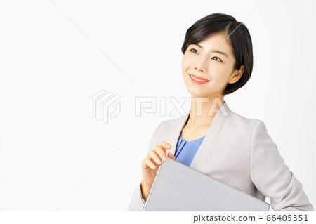 穿著西裝的年輕女商人帶著微笑(白色背景) 穿著西裝的年輕女商人帶著微笑(白色背景) 86405351