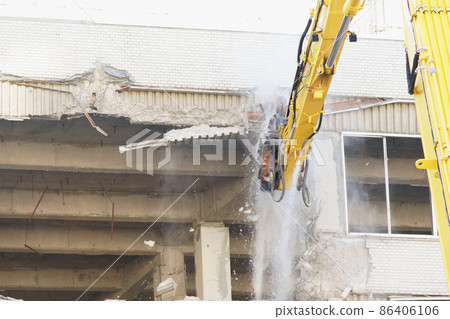 拆除破舊公共建築的重型設備 拆除破舊公共建築的重型設備 86406106