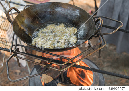 [Cooking smelt tempura on a day camp solo stove at an auto campsite] 86406671