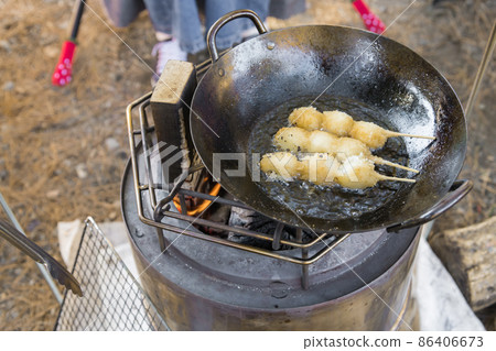 [Cooking quail egg fried in a day camp solo stove at an auto campsite] 86406673