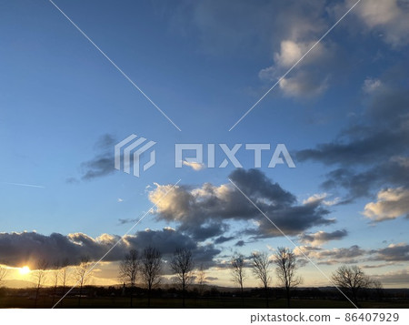 Winter dusk, sky and clouds, trees, sunset 86407929
