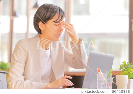 眼睛疲勞_女商人按住太陽穴 2 86410528
