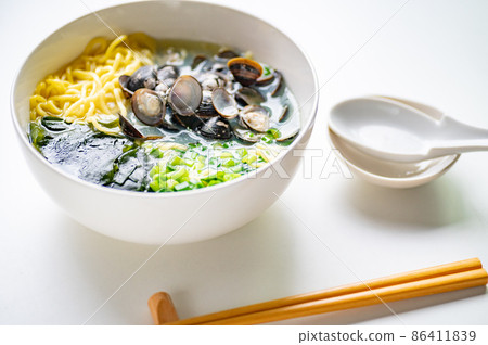 對肝臟有益的蛤蜊拉麵 86411839