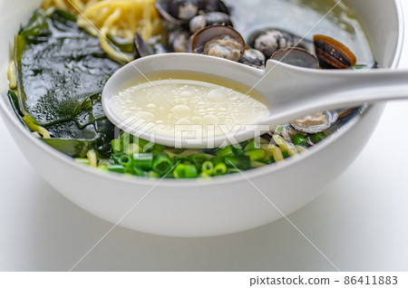 對肝臟有益的蛤蜊拉麵 對肝臟有益的蛤蜊拉麵 86411883