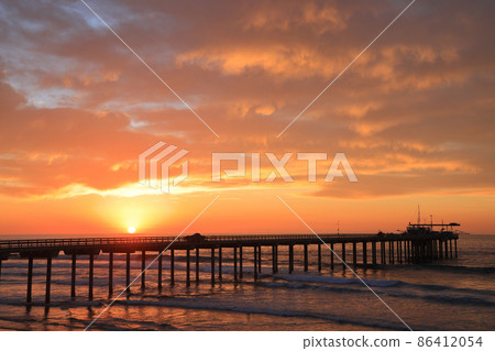聖地亞哥斯克里普斯碼頭美麗的日落 86412054