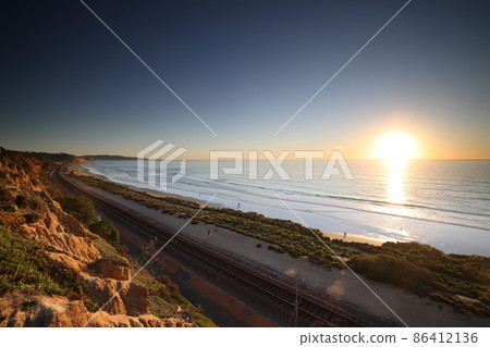 黃昏時分，Amtrak 列車沿聖地亞哥海岸線行駛 86412136