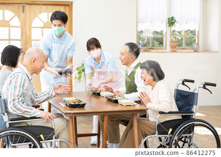 關愛老人的午餐形象 關愛老人的午餐形象 86412275