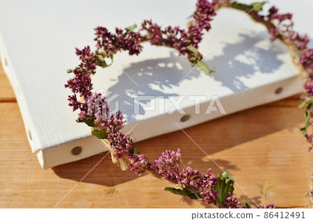 Heart wreath and canvas made from dried flowers of Fujibakama 86412491