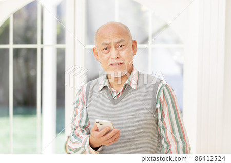Senior men using smartphones 86412524