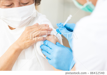 Senior female vaccinated Senior female vaccinated 86412540