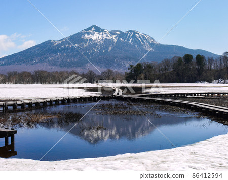 Ozegahara covered with spring Oze and remaining snow 86412594