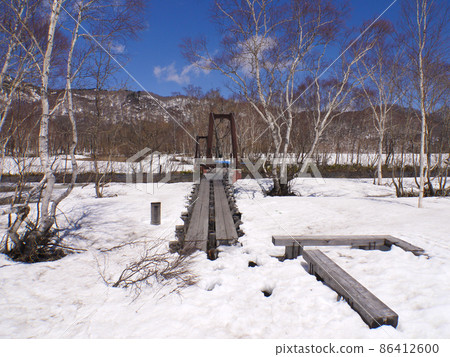 小澤原被春天的尾瀨和殘雪覆蓋 小澤原被春天的尾瀨和殘雪覆蓋 86412600