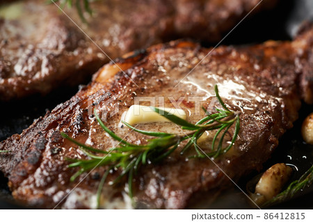 牛排在平底鍋裡煎過 86412815