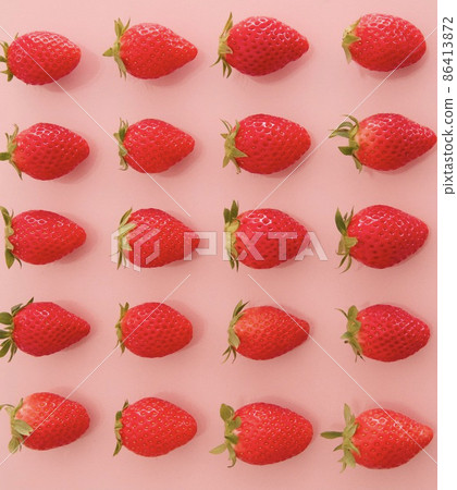 Strawberries lined up at equal intervals Strawberries lined up at equal intervals 86413872