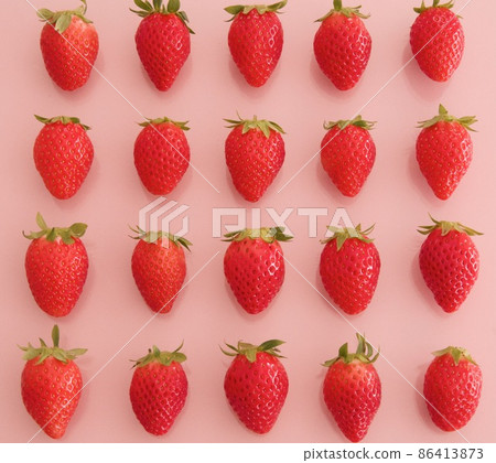 Strawberries lined up at equal intervals Strawberries lined up at equal intervals 86413873