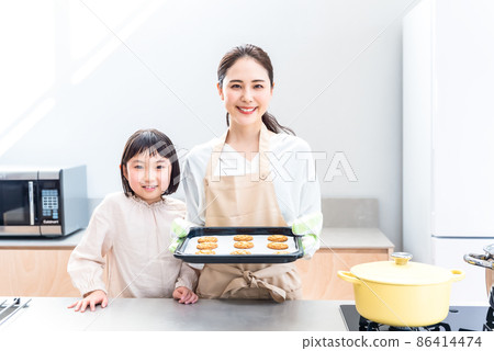 小學生和媽媽一起做餅乾 86414474