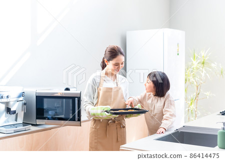 小學生和媽媽一起做餅乾 86414475