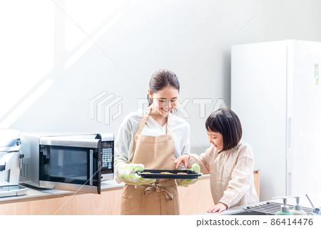 小學生和媽媽一起做餅乾 86414476