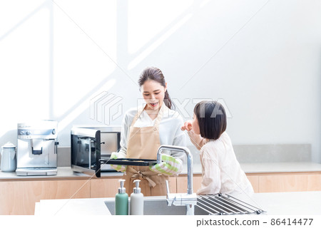 小學生和媽媽一起做餅乾 86414477