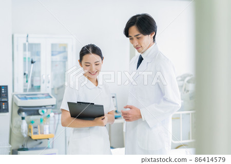 Hospital medical ICU doctor doctor hospitalization 86414579