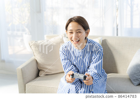40多歲的女性玩遊戲 40多歲的女性玩遊戲 86414783